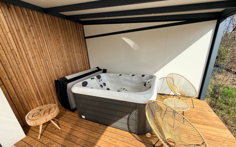 Extension extérieure avec jaccuzzi et salon de jardin
